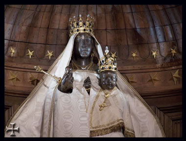 La Madonna Nera nella cattedrale Notre-Dame di Chartres in Francia, replica di una statua medievale distrutta in un incendio